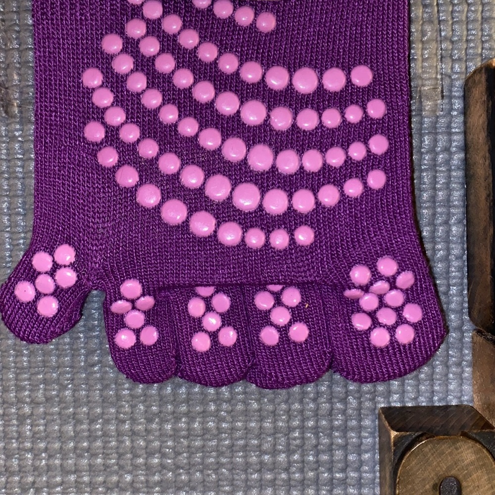 🆕🧘♀️GAIAM Women’s Super Grippy Yoga Socks in Purple - Picture 6 of 10